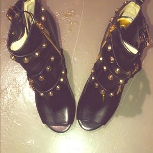 Shoes Brand New / a pair of glasses with purchase